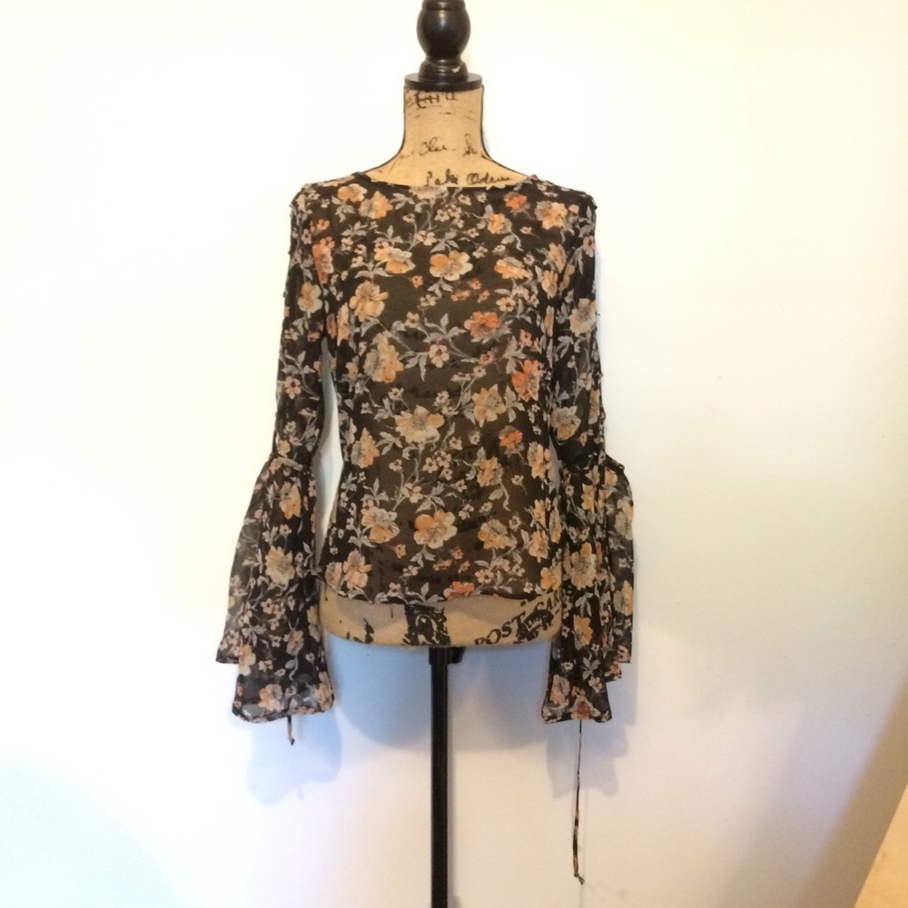 NWT LILY WHITE RIBBON TIE BELLSLEEVE FLORAL M TOP